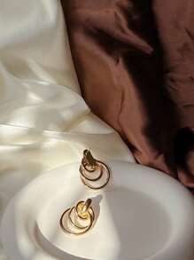 Brincos de orelha design de torção