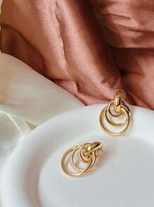 Brincos de orelha design de torção