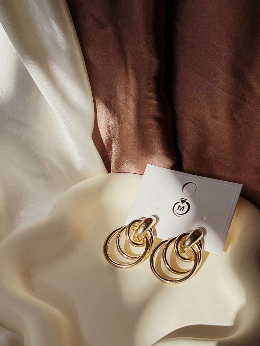 Brincos de orelha design de torção