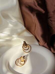 Brincos de orelha design de torção