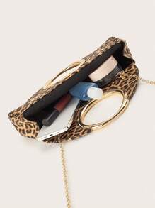 这款大容量豹纹时尚翻盖手提包适合女性日常通勤或约会，也适合派对、婚礼、舞会和正式晚宴/宴会等场合。它可以搭配婚纱、礼服、晚礼服和生日礼服。随着豹纹的强势回归，这款豹纹手提包引领着时尚潮流。