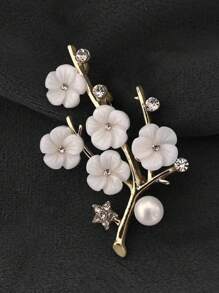 1 pieza Broche creativo para damas, broche de flor de ciruelo de cinco hojas con perlas falsas, accesorio versátil, pasador para ropa - regalo perfecto, broche exquisito y de alta gama que evita mostrar la piel, adecuado para usar al salir, adecuado para regalar a amigos en festivales, accesorio perfecto para la ropa.