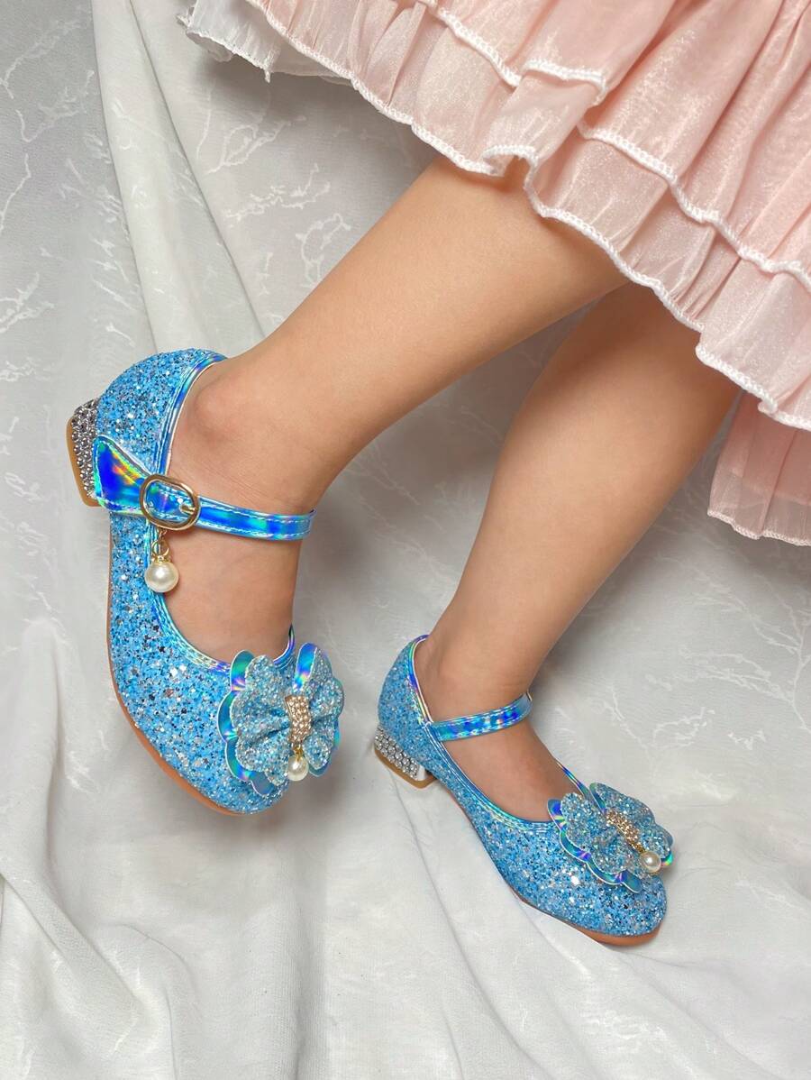 1 双女孩时尚银色闪亮低跟鞋，蝴蝶结和珍珠吊坠设计，适合日常穿着，公主风格