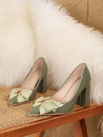 Höst/Vinter 2025 Ny stil Dammode Spetsiga Högklackade Pumps, Tjocka Klackar Militärgröna Rosettdekor Högklackade Skor, Eleganta