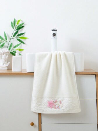 1 st vit handduk med blombroderi, minimalistisk enfärgad rektangulär badhandduk 61 x 143 cm eller liten hand-/ansiktshandduk 33 x 69 cm, unisex bad-/duschhandduk för vuxna, snabbtorkande, absorberande, mjuk, bleknar inte, lämplig för badrum, hotell, gym, semesterpresent, resor, badrumsinredning, höstdekor, tillbaka till skolan, för skönhetssalong, badrum, duschhanddukar för skönhetssalong, hotell, sport, heminredning, handduk, hudvård