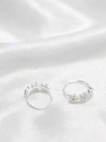 1 قطعة من الأقراط أو الخواتم الأنفية على شكل زهرة من الفضة الصلبة المرصعة بالكريستال الشفاف اللامع، مجوهرات ثقب الجسم للنساء، مقاس 22G 8مم - فضي - مشاهدة 6