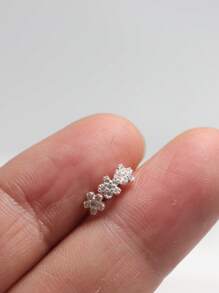 1 قطعة من الأقراط أو الخواتم الأنفية على شكل زهرة من الفضة الصلبة المرصعة بالكريستال الشفاف اللامع، مجوهرات ثقب الجسم للنساء، مقاس 22G 8مم - فضي - مشاهدة 4