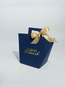 Set de 5 bolsas de regalo Umrah Mubarak en colores azul marino, negro y blanco con diseño de lámina dorada y cintas de satén. Perfectas para almacenar caramelos, chocolates y pequeños regalos. Ideal para celebraciones de Umrah, Eid y ocasiones especiales. ¡Elegante empaque para experiencias de regalo memorables! - 9.5X8X12.5cm - Ver 10