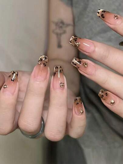 Bộ 24 móng tay giả bóng cỡ vừa phong cách múa ba lê in họa tiết mèo Pháp mắt báo sang trọng, phù hợp cho cả bé gái và phụ nữ. Bao gồm 1 gel thạch và 1 giũa móng. Dễ sử dụng: Cắt tỉa và làm sạch móng, chọn móng giả phù hợp, thoa gel thạch, ấn trong 15 giây để có bộ móng mới đẹp mắt. Khuyến nghị sử dụng với gel móng để giữ lâu hơn. Phụ kiện làm móng