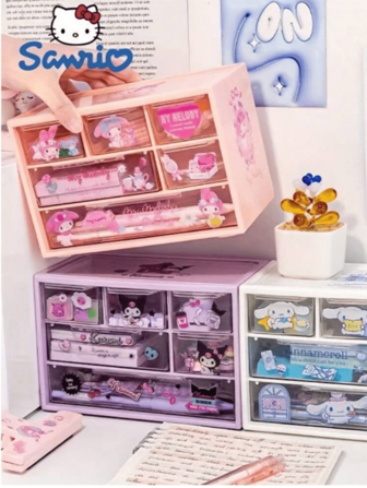  1 pièce Ensemble de boîte de rangement de bureau Sanrio Culomi & Friends, boîte de rangement à 6 compartiments avec boîte de rangement de bureau multi-compartiments Kulomi Melody Cinnamon Dog pour la papeterie et les fournitures, comprenant 2 pièces d'autocollants gratuits, supports en plastique pour artisanat et accessoires