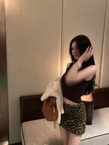 性感迷你裙，低腰设计，天鹅绒面料，后拉链，A字版型，修身剪裁，适合秋冬季节和圣诞节穿着 - 卡其色 - 查看 3