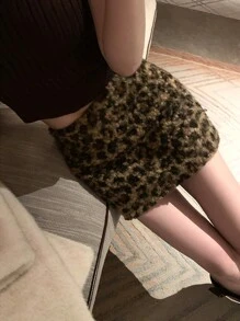 性感迷你裙，低腰设计，天鹅绒面料，后拉链，A字版型，修身剪裁，适合秋冬季节和圣诞节穿着 - 卡其色 - 查看 1