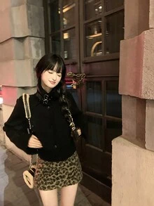 性感迷你裙，低腰设计，天鹅绒面料，后拉链，A字版型，修身剪裁，适合秋冬季节和圣诞节穿着 - 卡其色 - 查看 2