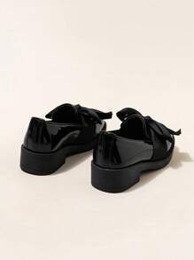 1 双女童休闲蝴蝶结装饰平底鞋，时尚百搭，适合日常穿着