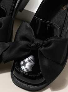 1 双女童休闲蝴蝶结装饰平底鞋，时尚百搭，适合日常穿着