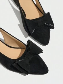 Sandálias femininas de salto baixo de 2,5 cm com laço e decoração de strass, elegantes sapatos de bico fino com tira no tornozelo na cor preta