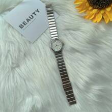 1 Stück modische silberne Damen Lässig Uhr mit Bambusstahlarmband, hochwertiger minimalistischer Zeitmesser für Frauen, Damen, Mädchen, für den täglichen Gebrauch wasserdicht