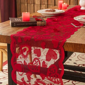 1 件情人节主题桌旗，采用蕾丝心形图案，红色心形桌面装饰，适合周年纪念派对、家居浪漫装饰、婚礼和情人节装饰