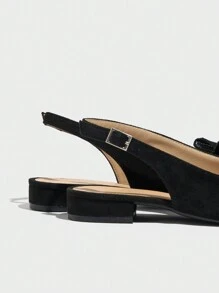 Sandálias femininas de salto baixo de 2,5 cm com laço e decoração de strass, elegantes sapatos de bico fino com tira no tornozelo na cor preta