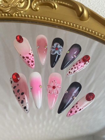 10对手工指甲贴，3D立体花卉图案，造型别致。采用果冻材质，饰有葡萄、草莓等可爱清新的图案。非常适合日常佩戴，可重复使用。按压式指甲贴 美甲用品 美甲