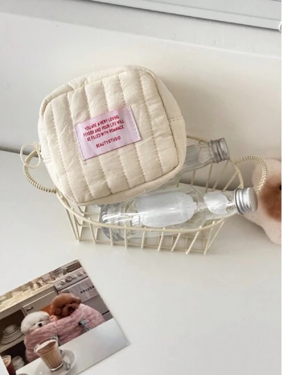 1 件红色英文文字迷你缝纫收纳袋，柔软面料，带按扣，紧凑型多用途袋，适用于卫生巾、口红、家居和旅行