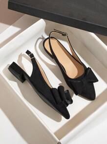 Sandálias femininas de salto baixo de 2,5 cm com laço e decoração de strass, elegantes sapatos de bico fino com tira no tornozelo na cor preta