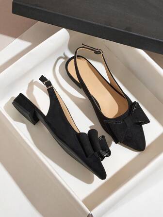 نعال نسائية بكعب منخفض 2.5 سم مزينة بفيونكة وحجارة الراين، بلون أسود أنيق مع حزام كاحل وأصبع قدم مدبب