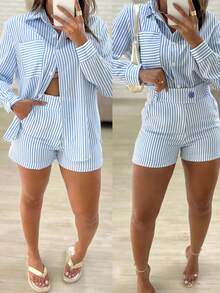 Bộ đồ nữ 2 mảnh kẻ sọc gồm áo sơ mi dài tay cài cúc có túi và quần short cạp cao cài cúc, thích hợp cho công sở và sinh hoạt thường ngày. - Màu xanh lam - Xem 1