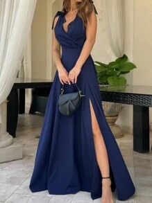 Vestido elegante de unicolor con escote en V, hombros fruncidos y bajo con abertura para mujer de talla grande, ideal para fiestas y cócteles