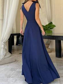 Vestido elegante de unicolor con escote en V, hombros fruncidos y bajo con abertura para mujer de talla grande, ideal para fiestas y cócteles