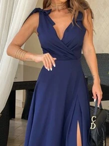 Vestido elegante de unicolor con escote en V, hombros fruncidos y bajo con abertura para mujer de talla grande, ideal para fiestas y cócteles