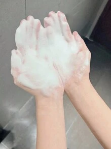 CPB 20ml 富含氨基酸的温和洁面泡沫。奢华泡沫有效去除杂质并清洁皮肤。深层滋润和滋养肌肤，让肌肤感觉柔软有光泽。