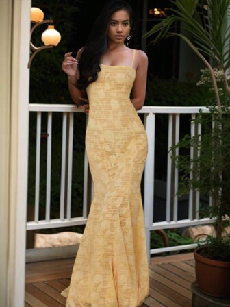 Vestido de mujer de tirantes finos con espalda descubierta y diseño cruzado en unicolor jacquard