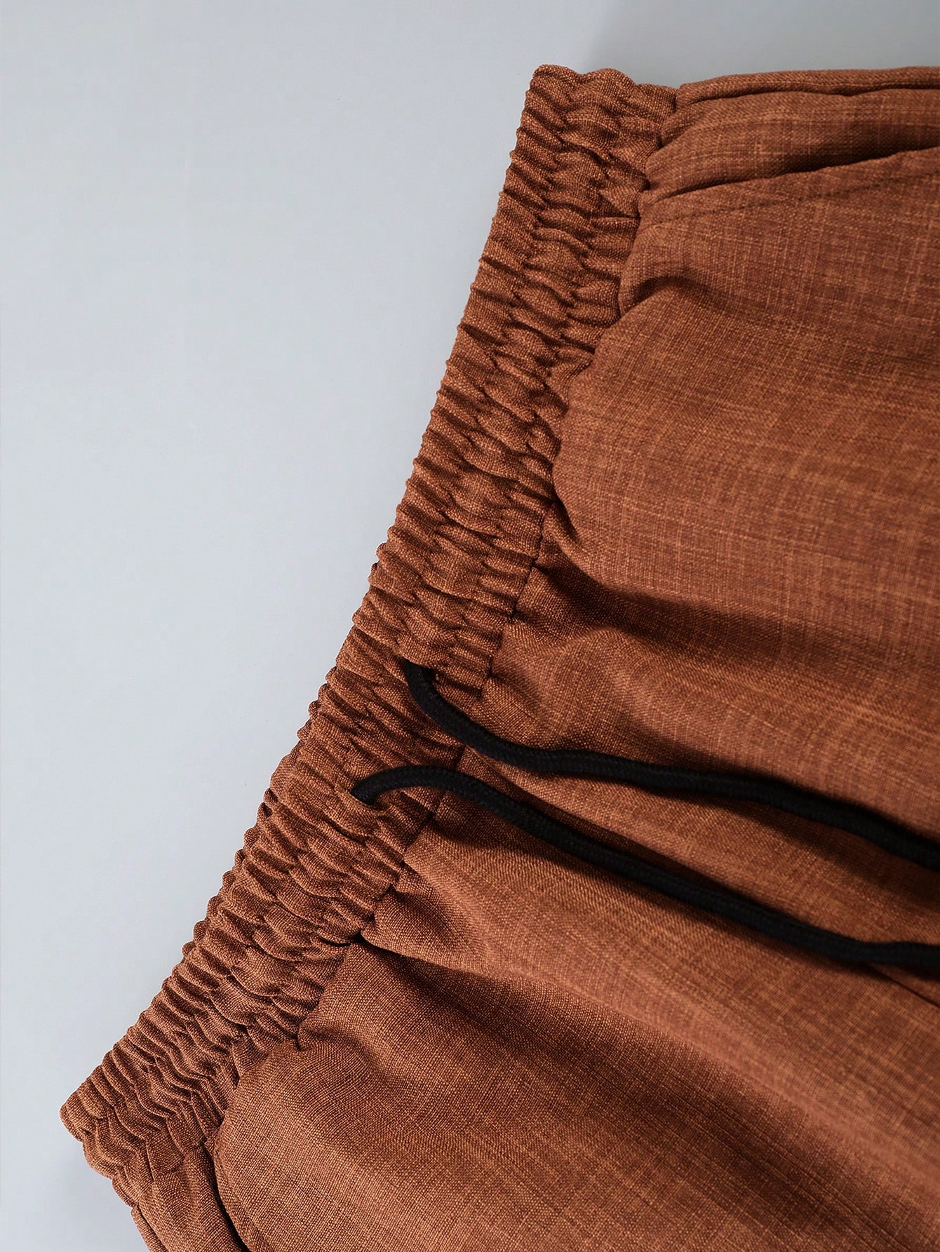 طقم أناقة كاجوال للرجال– قميص أبيض وبنطال بني