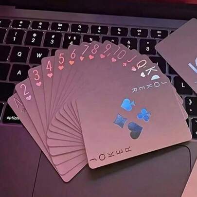 1 set de cartas de juego reflectantes láser, edición limitada de cartas de juego luminosas - un imprescindible perfecto para reuniones de dormitorios! Adecuado para juegos de fiesta y entretenimiento nocturno, materiales de papel duraderos, alto valor estético, regalos de Navidad, Halloween, Acción de Gracias, juegos de entretenimiento para reuniones familiares, fiestas con amigos, juegos de cartas para viajes de vacaciones