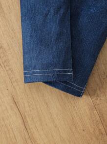 2 件装年轻女孩休闲可爱蝴蝶和心形印花图案柔软针织面料短袖 T 恤和牛仔效果打底裤套装，春夏