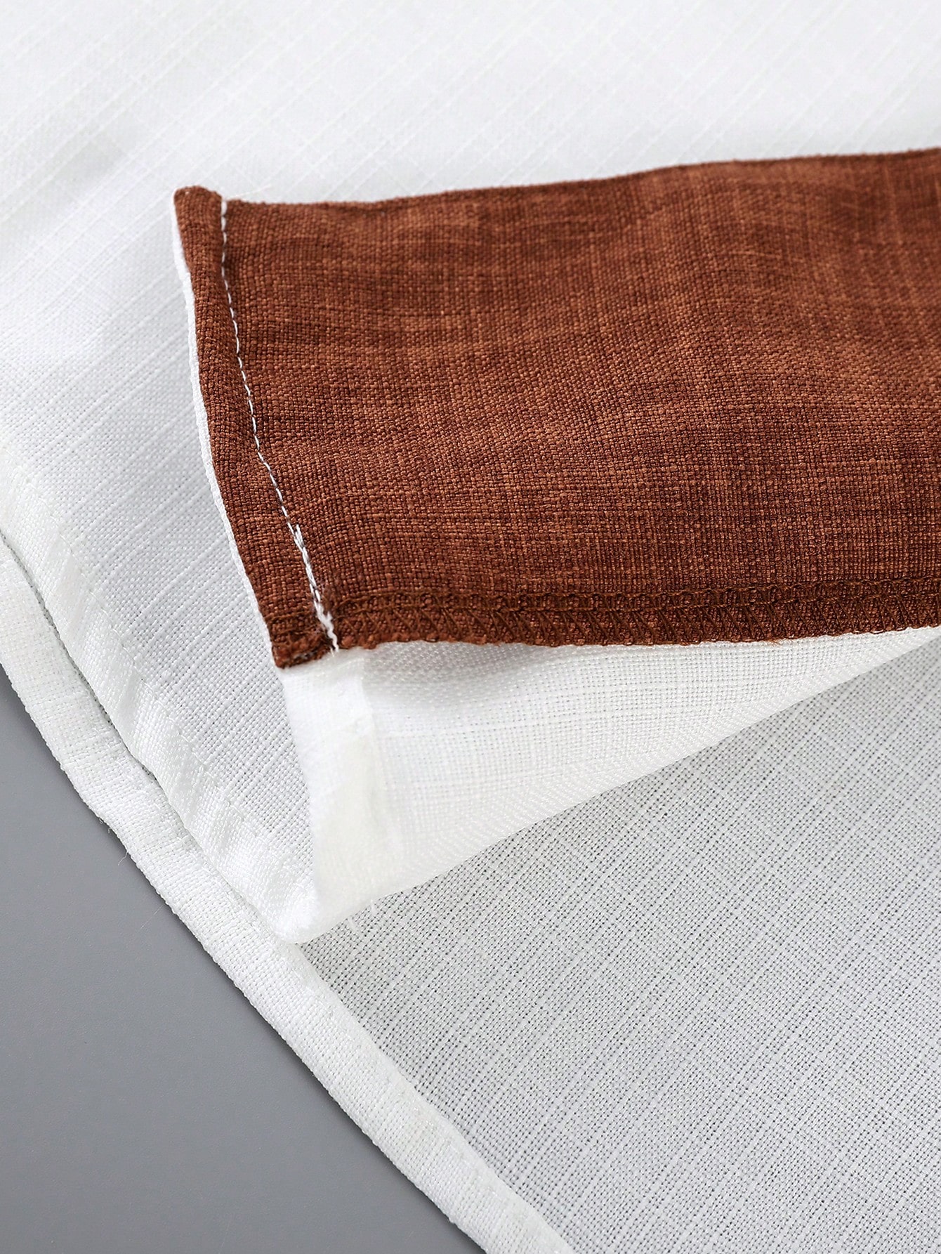 طقم أناقة كاجوال للرجال– قميص أبيض وبنطال بني