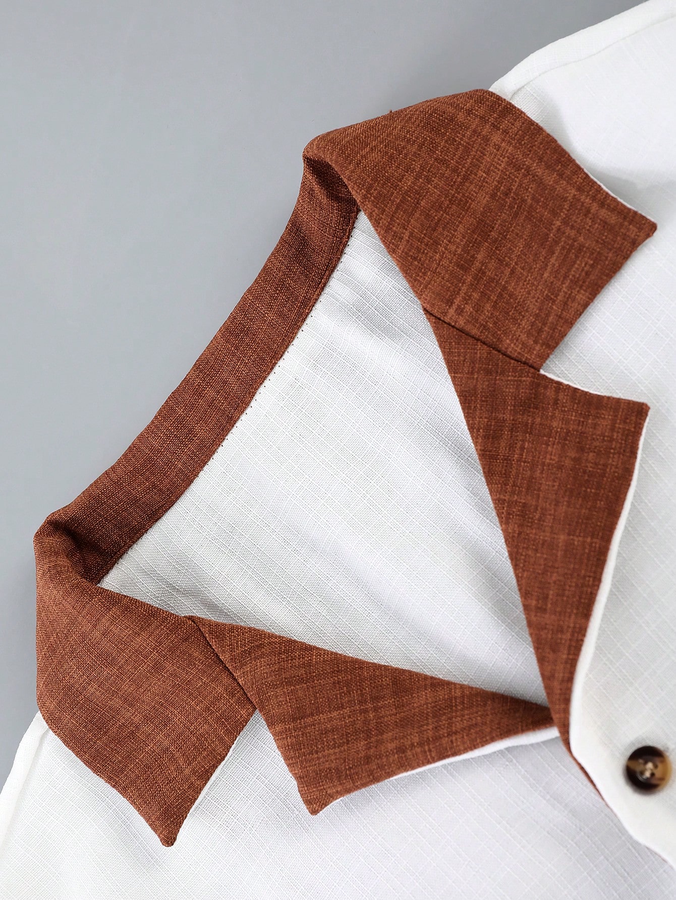 طقم أناقة كاجوال للرجال– قميص أبيض وبنطال بني