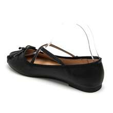 女士平底鞋再次采用带扣和装饰，经典款式