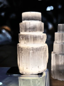 QYDCX Tháp pha lê Selenite tự nhiên Nhà chọc trời Selenite, Cân bằng năng lượng luân xa Reiki, Trang trí cảnh, Trang trí máy tính để bàn, Đồ trang trí pha lê, Trang trí nhà cửa, Đồ phù thủy, Đồ nhồi tất Giáng sinh, Quà tặng trang trí năm mới - trắng - Xem 5