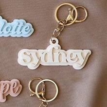 1 Stück 3D Schlüsselanhänger mit individuellem Namen, Akryl Namensschild, Rucksack Schlüsselanhänger, personalisiertes Namensschild, Geburtstagsgeschenk, Wickeltaschen-Anhänger, Gepäckanhänger, Individuell - Die besten Geschenke für sie, Muttertag, Vatertag etc., Graviert, langanhaltend, Edelstahl, Farbig, Süß, Niedlich, Lustig, Kawaii, Y2K, Stilvoll, Unisex, Lässig, Individuell, Personalisiert, Einzigartig, Angepasst, Ideale Geschenke für Ihn, Ideale Geschenke für Sie, Sie, Freund, Freundin, Familie, Freunde, Kinder