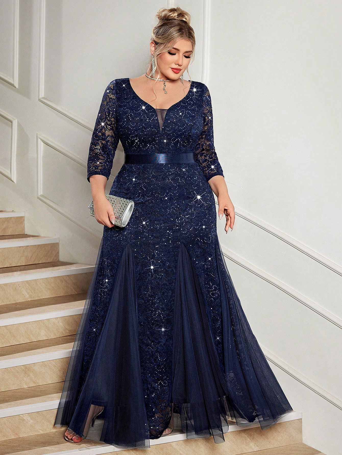 فستان ماكسي ذو رقبة عميقة على شكل حرف V مزين بالتر...