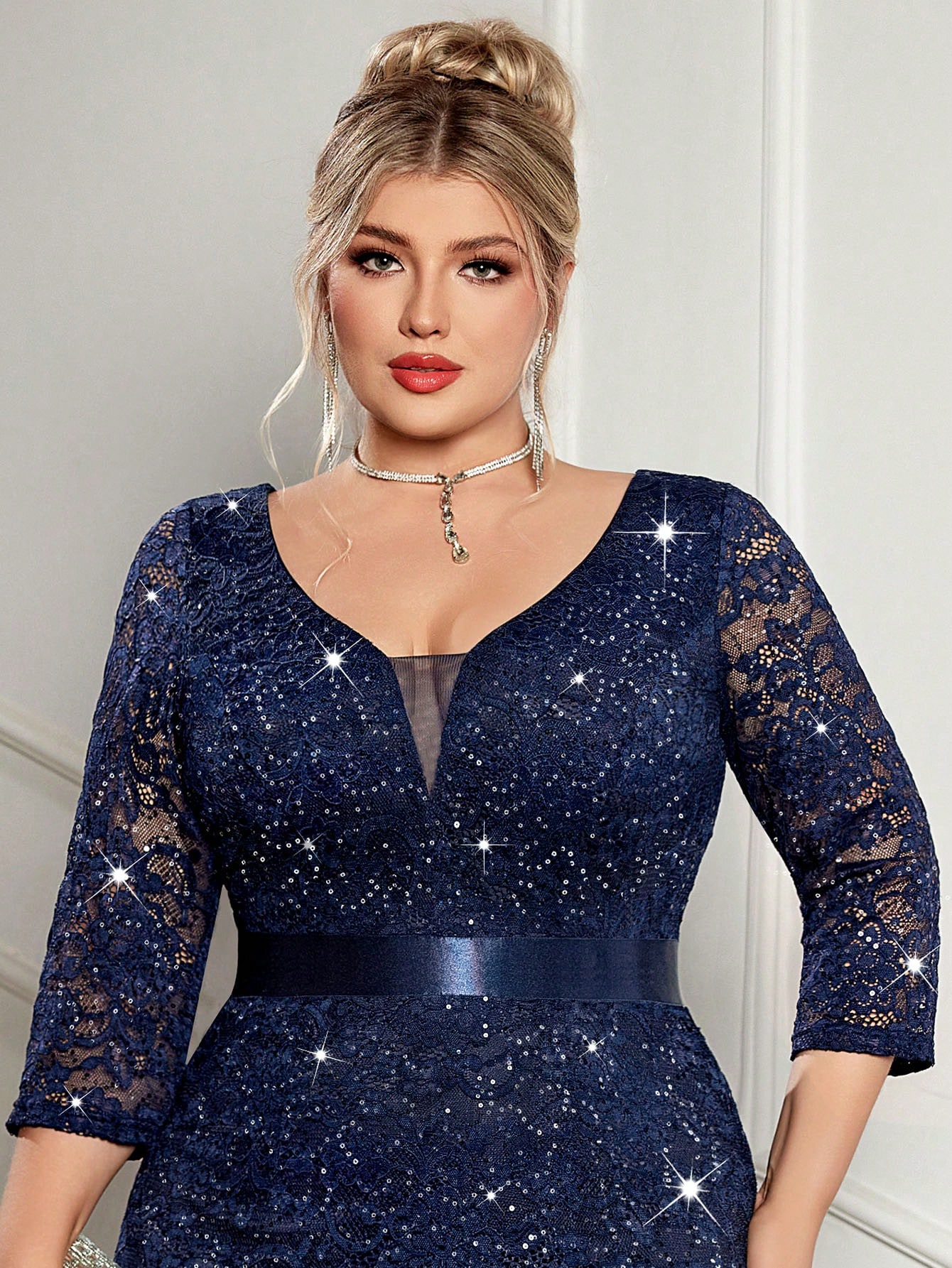 فستان ماكسي ذو رقبة عميقة على شكل حرف V مزين بالتر...