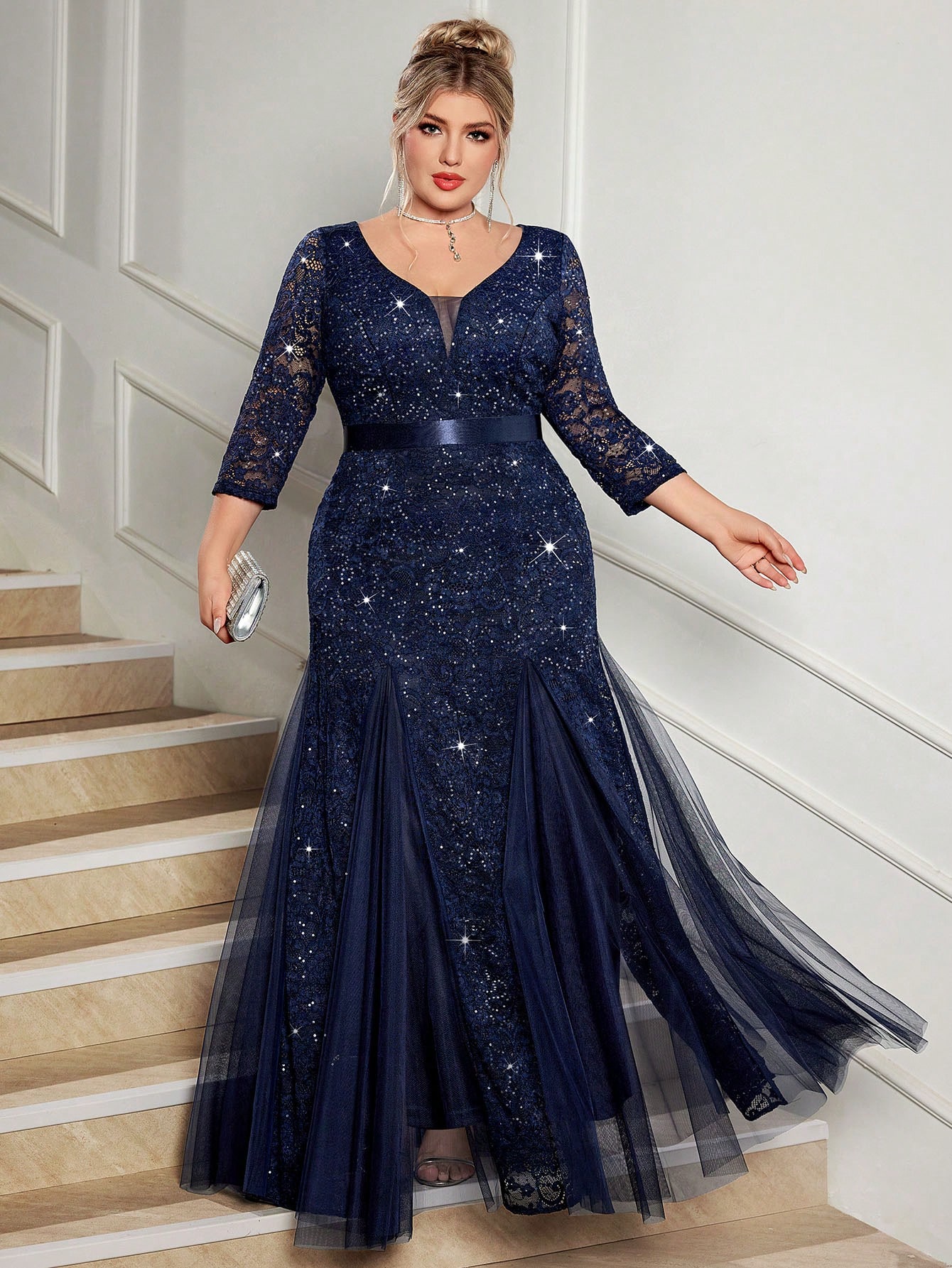 فستان ماكسي ذو رقبة عميقة على شكل حرف V مزين بالتر...