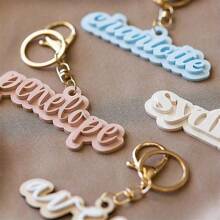 1 Stück 3D Schlüsselanhänger mit individuellem Namen, Akryl Namensschild, Rucksack Schlüsselanhänger, personalisiertes Namensschild, Geburtstagsgeschenk, Wickeltaschen-Anhänger, Gepäckanhänger, Individuell - Die besten Geschenke für sie, Muttertag, Vatertag etc., Graviert, langanhaltend, Edelstahl, Farbig, Süß, Niedlich, Lustig, Kawaii, Y2K, Stilvoll, Unisex, Lässig, Individuell, Personalisiert, Einzigartig, Angepasst, Ideale Geschenke für Ihn, Ideale Geschenke für Sie, Sie, Freund, Freundin, Familie, Freunde, Kinder