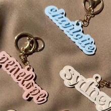 1 Stück 3D Schlüsselanhänger mit individuellem Namen, Akryl Namensschild, Rucksack Schlüsselanhänger, personalisiertes Namensschild, Geburtstagsgeschenk, Wickeltaschen-Anhänger, Gepäckanhänger, Individuell - Die besten Geschenke für sie, Muttertag, Vatertag etc., Graviert, langanhaltend, Edelstahl, Farbig, Süß, Niedlich, Lustig, Kawaii, Y2K, Stilvoll, Unisex, Lässig, Individuell, Personalisiert, Einzigartig, Angepasst, Ideale Geschenke für Ihn, Ideale Geschenke für Sie, Sie, Freund, Freundin, Familie, Freunde, Kinder