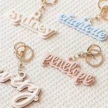 1 Stück 3D Schlüsselanhänger mit individuellem Namen, Akryl Namensschild, Rucksack Schlüsselanhänger, personalisiertes Namensschild, Geburtstagsgeschenk, Wickeltaschen-Anhänger, Gepäckanhänger, Individuell - Die besten Geschenke für sie, Muttertag, Vatertag etc., Graviert, langanhaltend, Edelstahl, Farbig, Süß, Niedlich, Lustig, Kawaii, Y2K, Stilvoll, Unisex, Lässig, Individuell, Personalisiert, Einzigartig, Angepasst, Ideale Geschenke für Ihn, Ideale Geschenke für Sie, Sie, Freund, Freundin, Familie, Freunde, Kinder