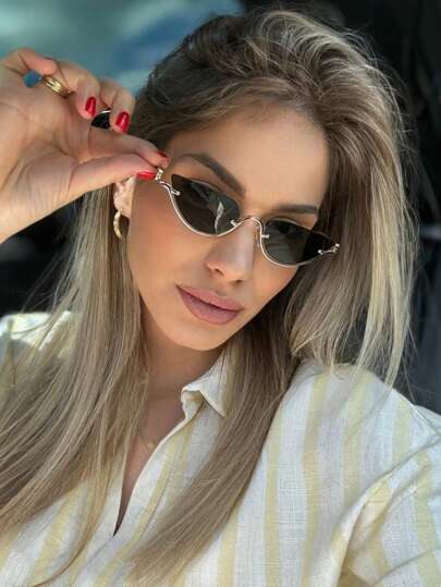 一副半圆形金属时尚眼镜，复古风格，可个性化定制，时尚百搭，适合女士佩戴，秋冬装扮，沙滩配饰，复古Y2K基础款，商务休闲，夏季海滩度假、户外活动、旅行的理想之选。