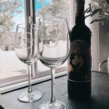 Verre à vin avec monogramme, verre à vin gravé, cadeau de mariage personnalisé, verre à vin avec monogramme de lettre, cadeaux personnalisés pour elle, cadeaux de demoiselle d'honneur de mariage, cadeau de Noël pour les femmes, cadeau de fête unique, gravé personnalisé ou père du marié par Lifetime Creations: Cadeau, Mariage