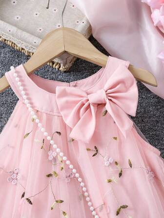 女孩夏季时尚优雅 3D 花朵网眼蝴蝶结装饰吊带连衣裙，配斜挎包